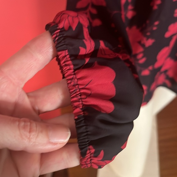 Like new Tinsel floral top - Picture 5 of 14